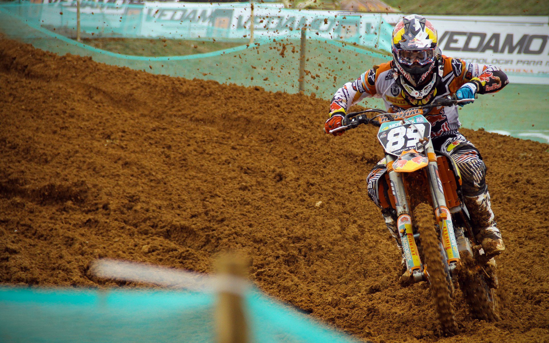 “弯道飞旋:漂移舞者的极致展演”,弯道漂移什么意思